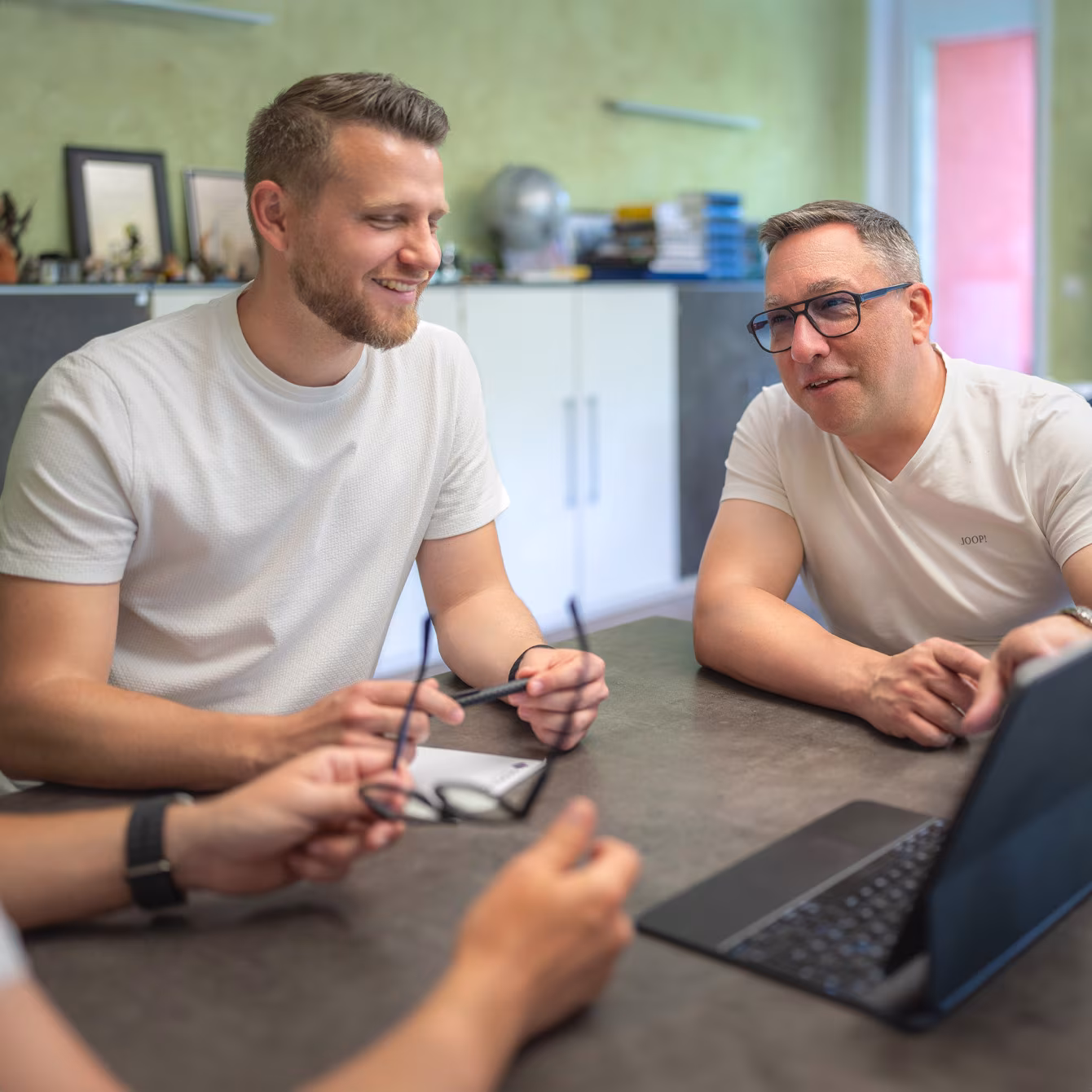 Berater von SEDULUS Steuerberatung im Gespräch mit einem Mandanten am Tablet - Beratung zur EWIV in Cottbus