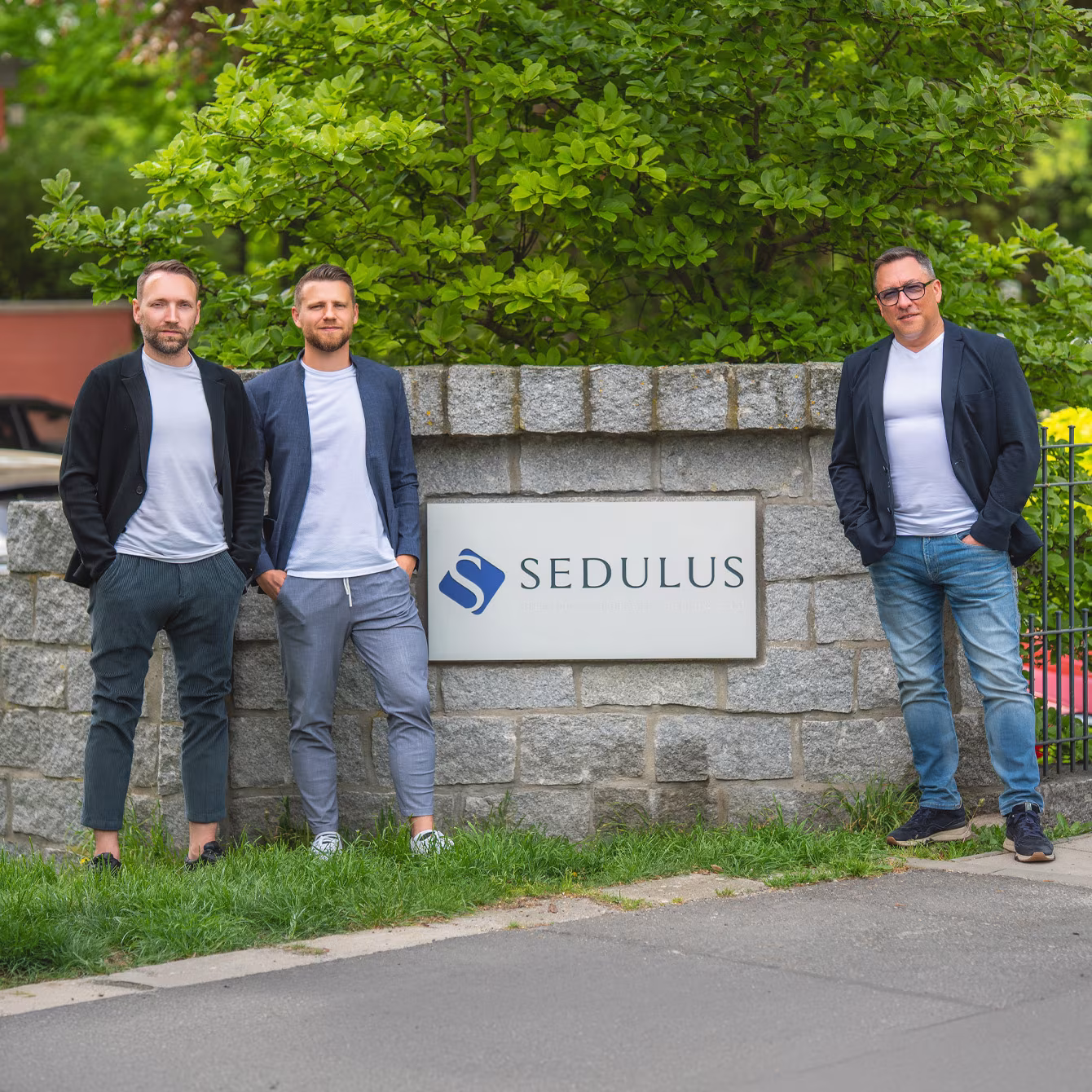 Die drei Partner von SEDULUS Steuerberatung am Firmenschild der Kanzlei - Beratung zur Unternehmensnachfolge in Cottbus